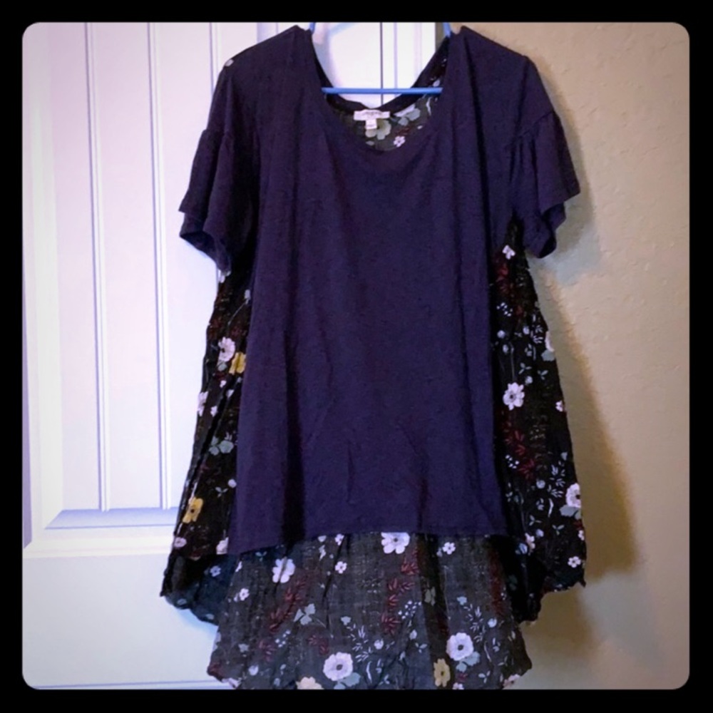 Adorable Umgee hi/lo top with pleated floral back